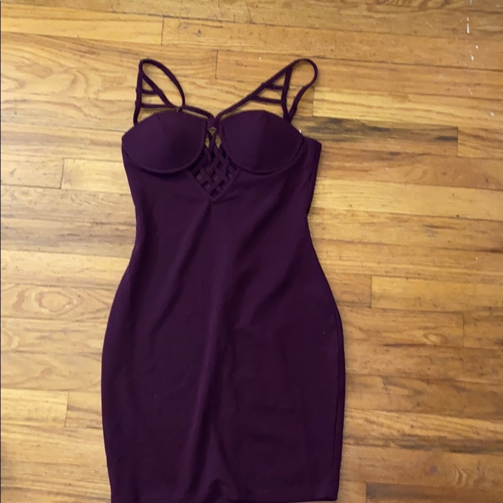 I am selling this cute burgundy dress .